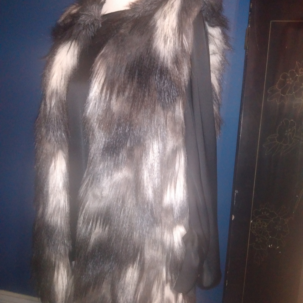 Black n White Warm Sleeveless Vest